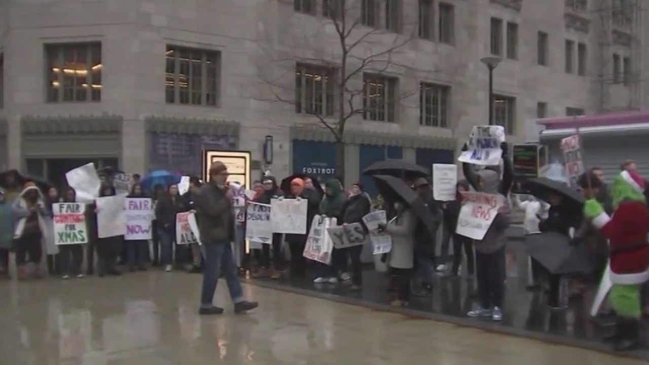 《芝加哥论坛报》员工集会争取公平合约和可持续工资