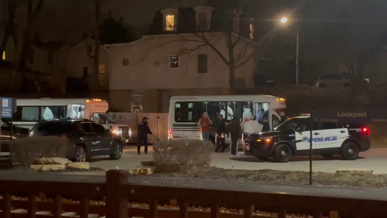 视频显示，由于芝加哥市加大打击力度，移民巴士转向芝加哥郊区