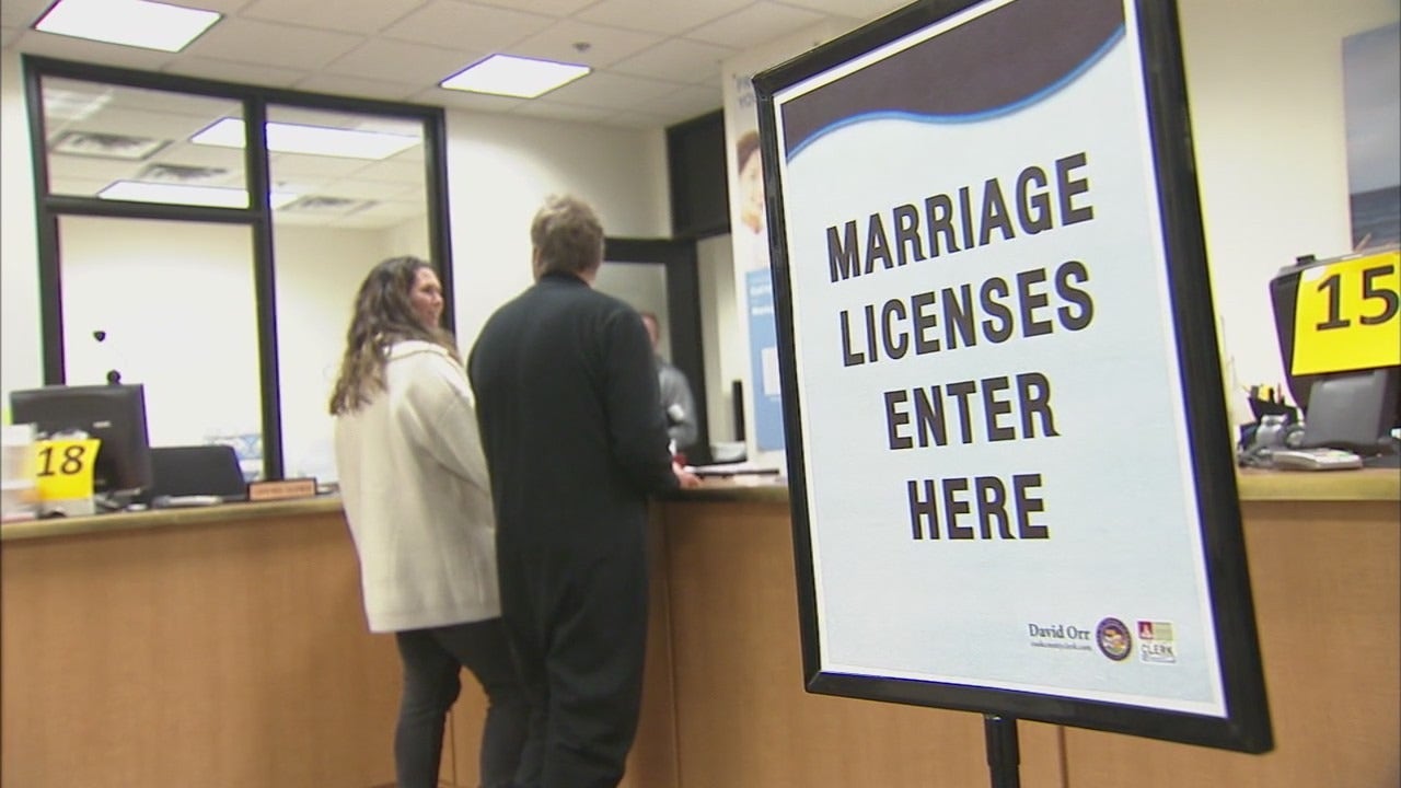 迫不及待要在2024年获得首张Cook县婚姻许可证的夫妇