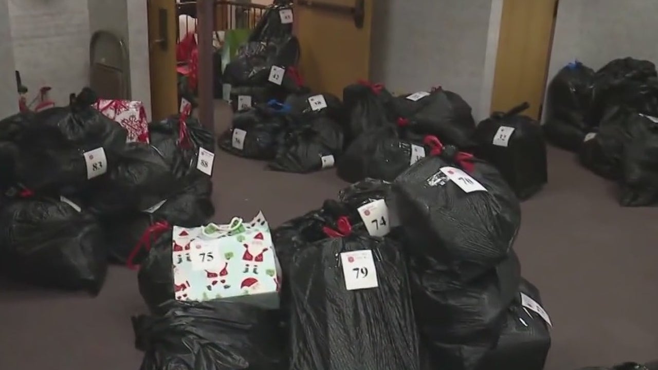 芝加哥的圣诞节：志愿者通过救世军的"天使树"计划送食物和玩具