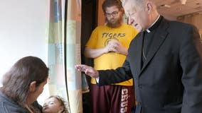 Cardinal Cupich brings hope, comfort to Lurie Children's patients on Christmas Eve