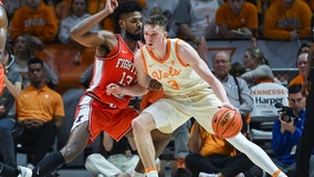 Knecht scores 21 to lead No. 17 Tennessee over No. 20 Illinois 86-79