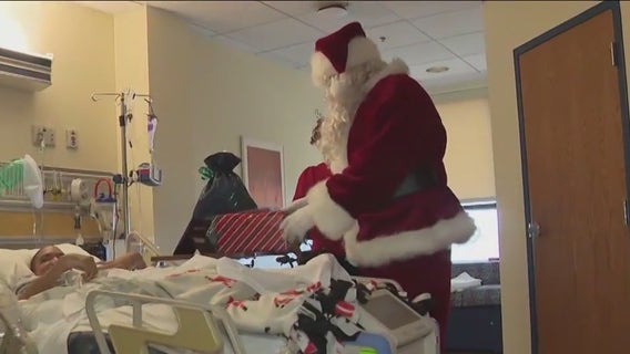 Santa visits patients at Chicago hospital
