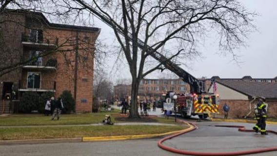 Multiple crews battle heavy blaze at Arlington Heights condo complex