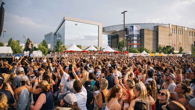 Windy City Smokeout brings country stars, BBQ to United Center next summer