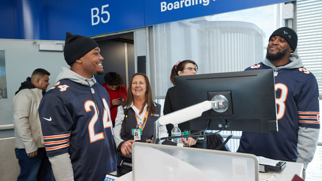 A very Beary Christmas! Three Bears players surprise travelers at O'Hare Airport