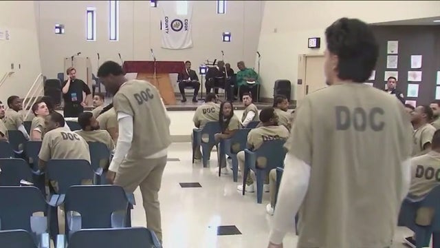 Cook County Jail inmates attend Christmas mass