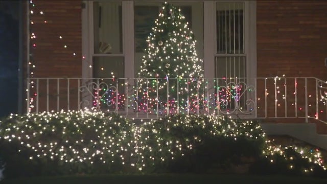 500 homes, 1,000 volunteers: Chicago community group decorates 8 miles of MLK Drive with holiday lights