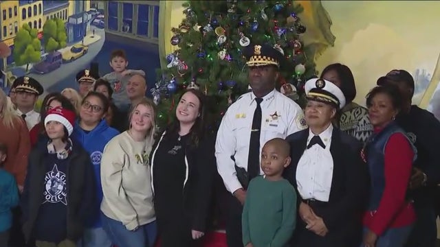 Christmas tree lighting ceremony honors fallen heroes in Chicago