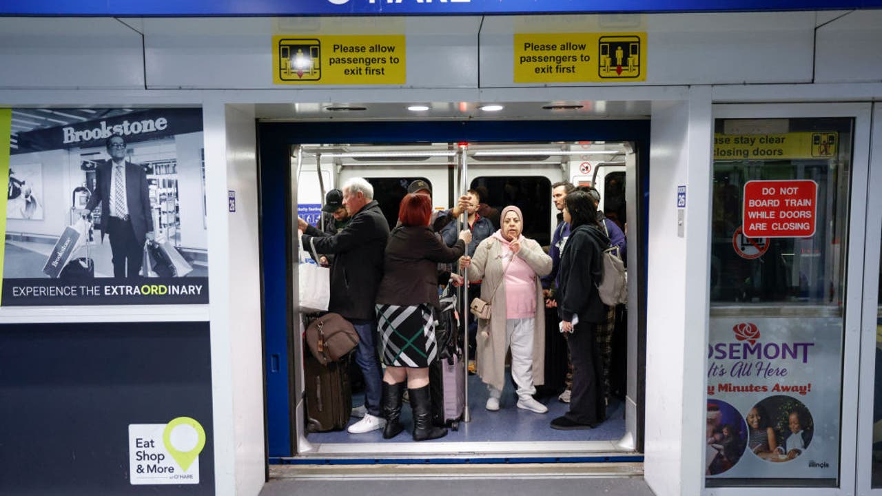 Chicago airport congestion lingers after first winter storm