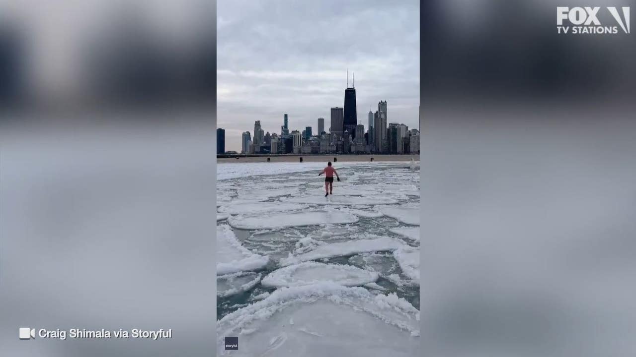 视频：芝加哥男子穿着泳裤在密歇根湖上漫步“冰饼”