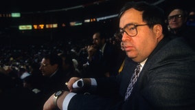 Bulls fans boo when Jerry Krause honored during Ring of Honor ceremony, leaving wife upset