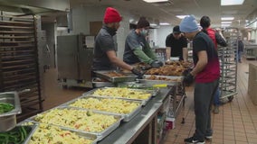Venezuelan new arrivals join forces with Chicago nonprofit to tackle winter hunger