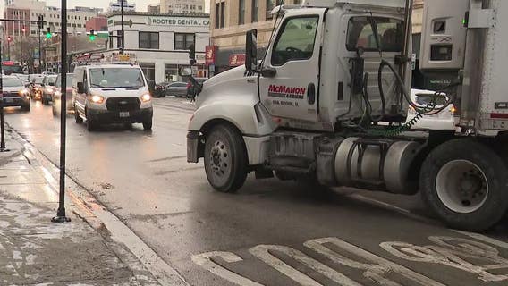 Semi truck blocking traffic in Lincoln Park