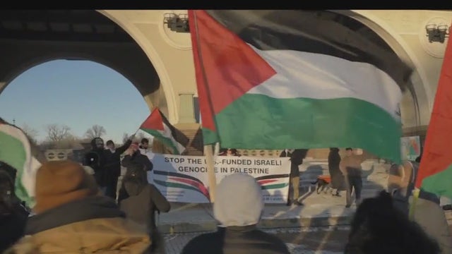 Pro-Palestine protest on Chicago expressway leads to multiple arrests