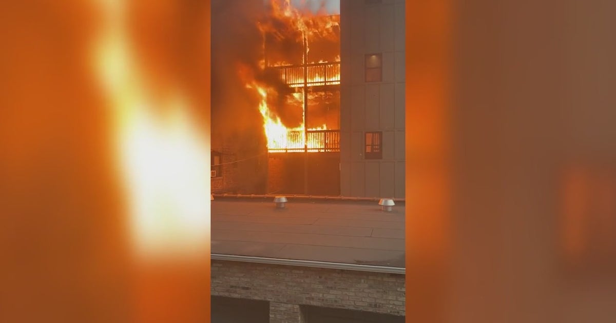 Fire rips through Lakeview East apartment building | FOX 32 Chicago