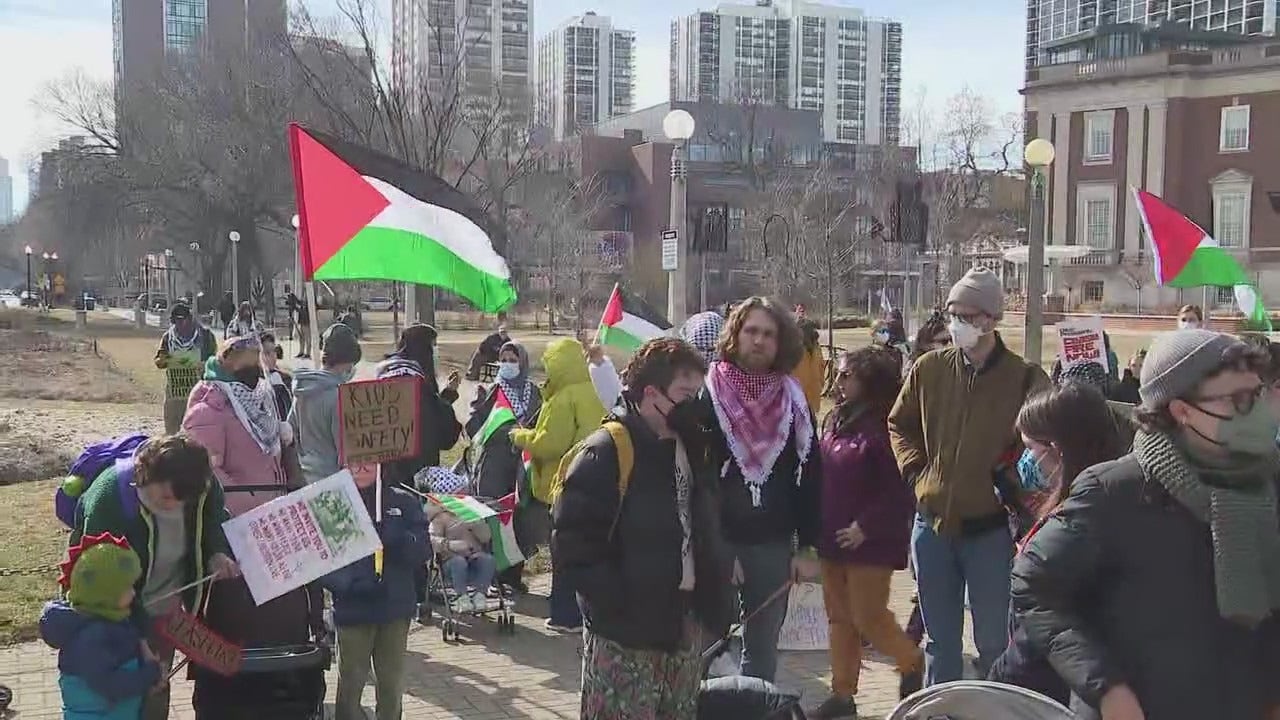 芝加哥的活动家在以色列冲突期间举行集会，支持巴勒斯坦