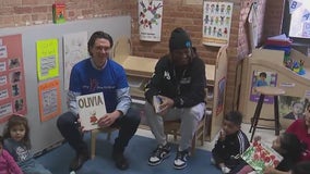 Bears player reads to young students as part of Chicago Homeroom Huddle