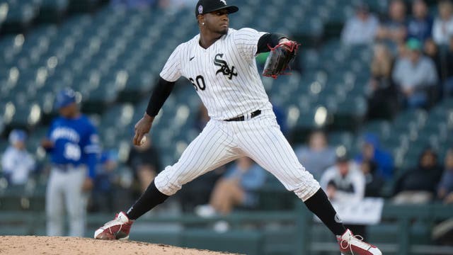 Chicago White Sox trade reliever Gregory Santos to the Seattle Mariners