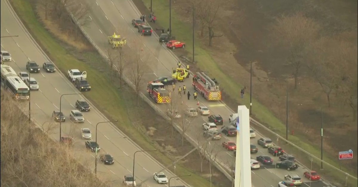 Lake Shore Drive crash shuts down NB lanes, snarls rush hour traffic ...