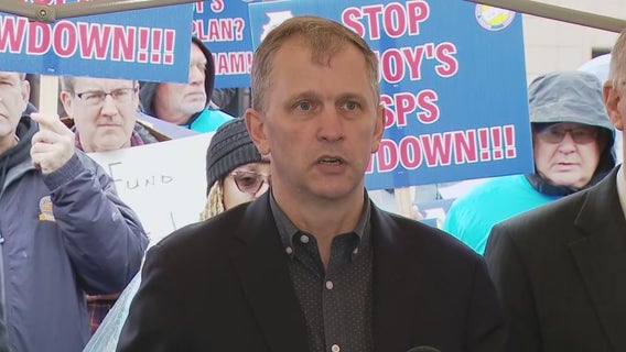 Illinois lawmakers join letter carriers in protest against Postmaster General's cutback plan