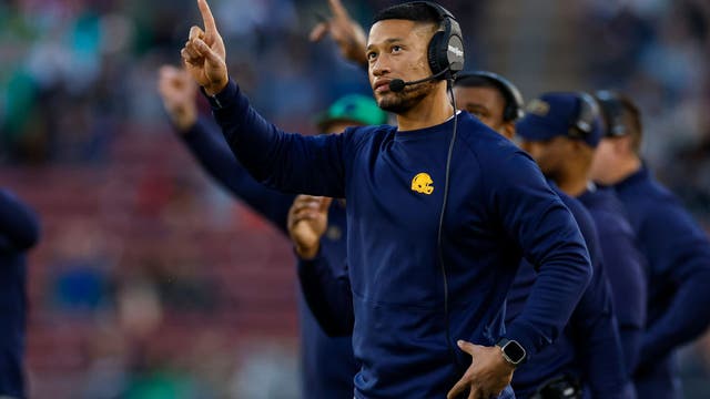 Love scores 3 TDs, No. 6 Notre Dame hands No. 18 Army 1st loss with 49-14 romp at Yankee Stadium