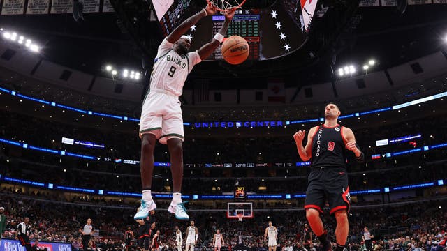 Giannis Antetokounmpo has 46 points, 16 rebounds in Bucks' 113-97 victory over Bulls