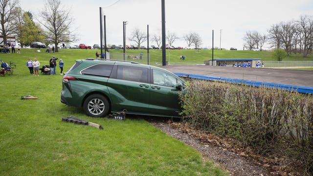 3 children injured after van crashes into baseball dugout during game in Woodstock