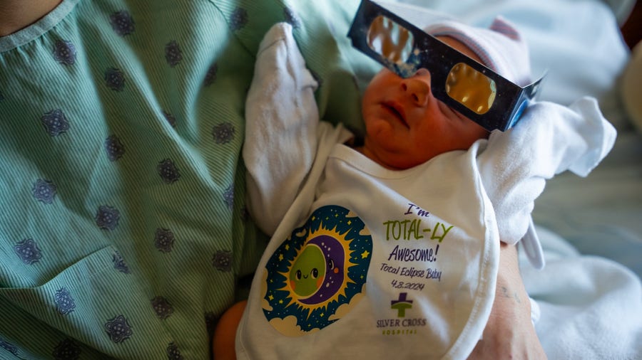 Baby born during solar eclipse at Chicago-area hospital