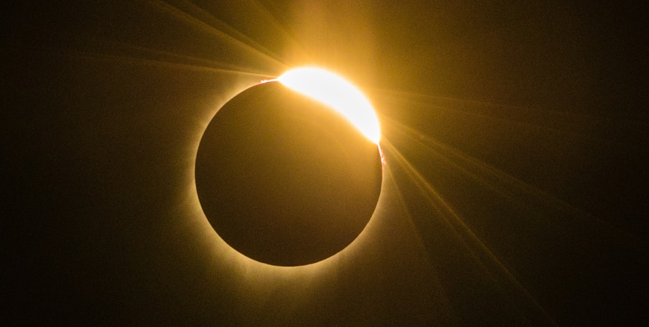 Live updates: Track the solar eclipse as it moves over Chicago, Illinois and Indiana