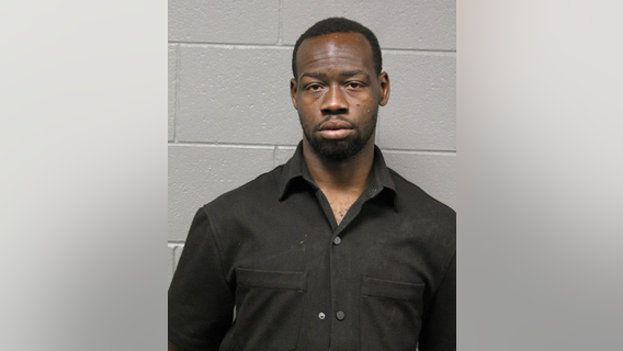 Chicago man arrested less than an hour after allegedly robbing business at gunpoint