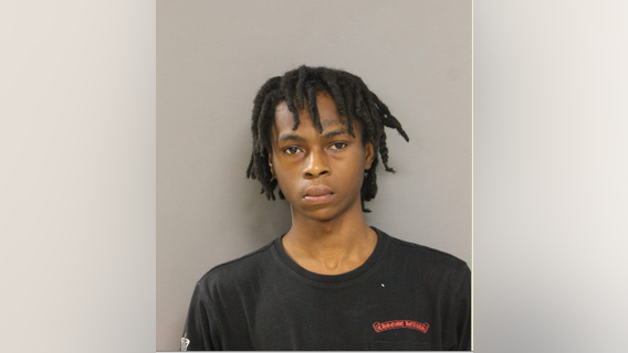 Chicago man arrested less than an hour after robbing, carjacking 45-year-old victim at gunpoint: police