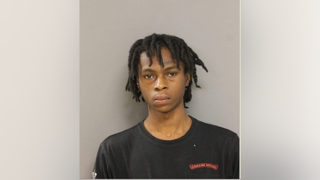 Chicago man arrested less than an hour after robbing, carjacking 45-year-old victim at gunpoint: police