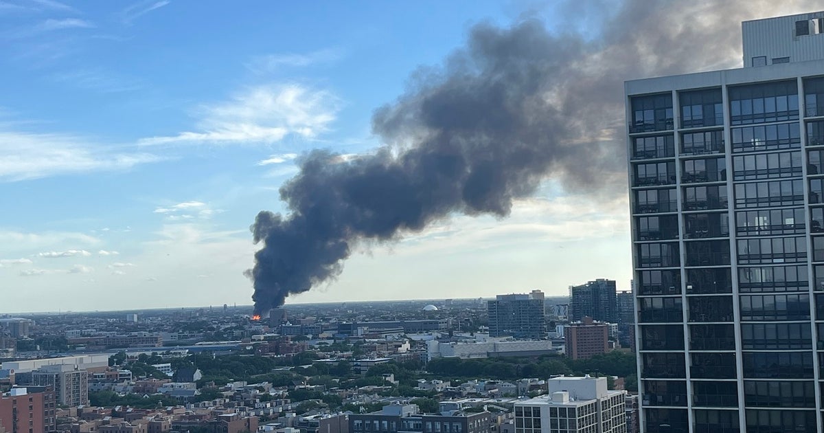 Massive fire erupts at West Town pallet yard | FOX 32 Chicago