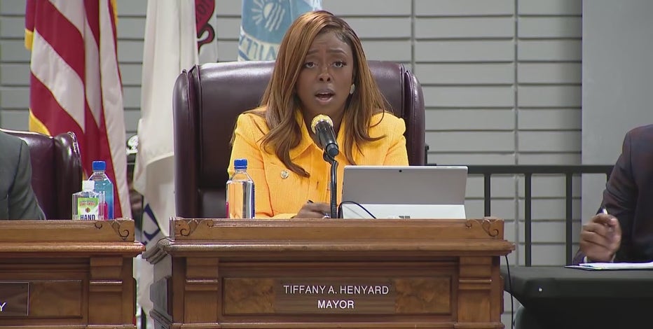 'Put cuffs on you': Dolton meeting with Mayor Tiffany Henyard, Lori Lightfoot turns to chaos