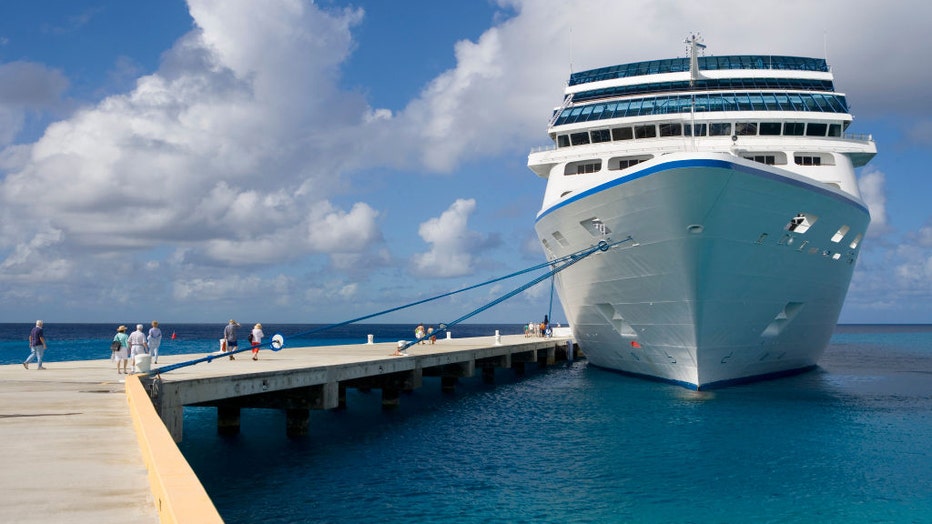 Cruise-ship-docked.jpg