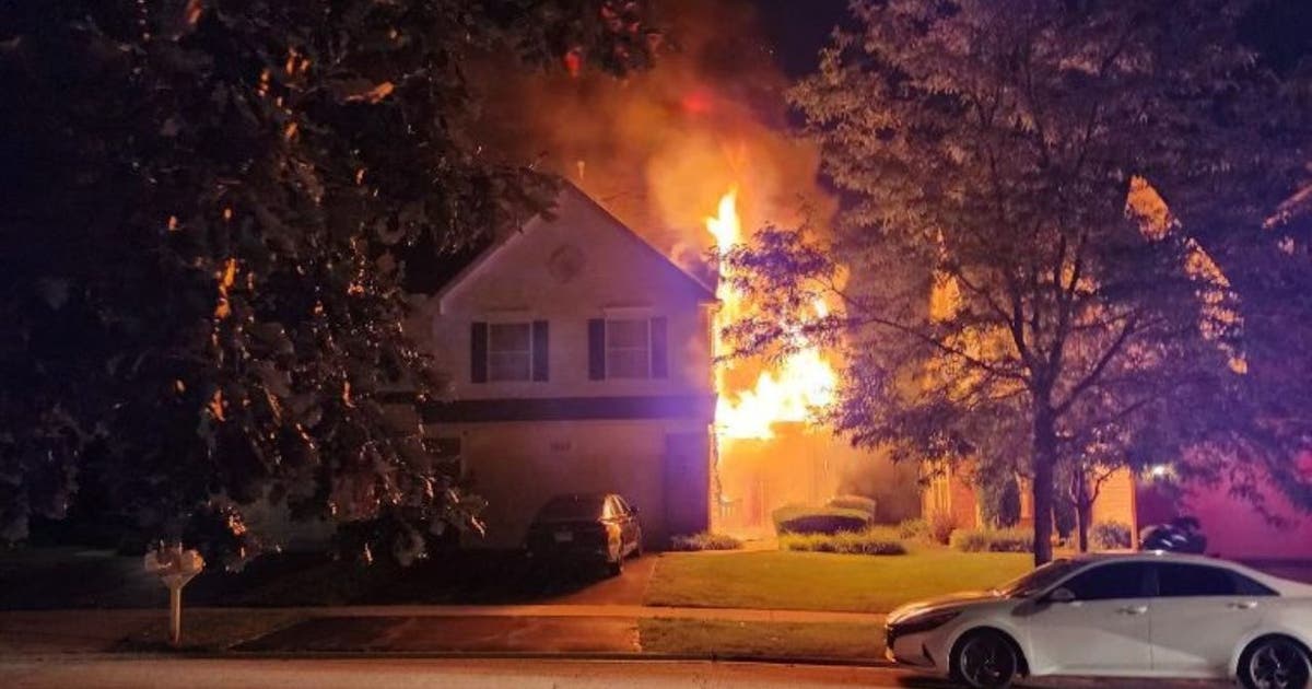 Firefighters battle blaze at Joliet townhouse | FOX 32 Chicago