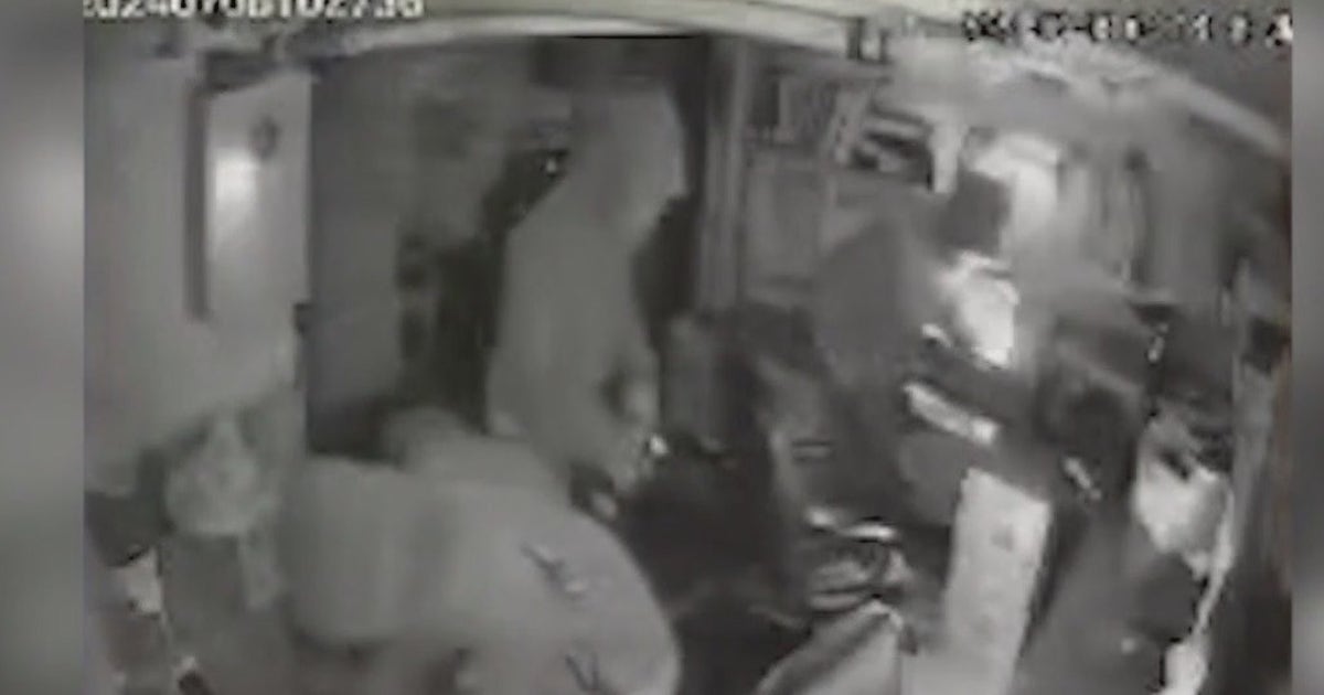Video shows offenders break into popular Chicago restaurant | FOX 32 ...