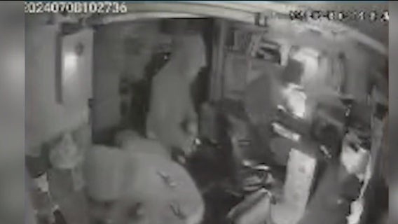 Video shows offenders break into popular Chicago restaurant