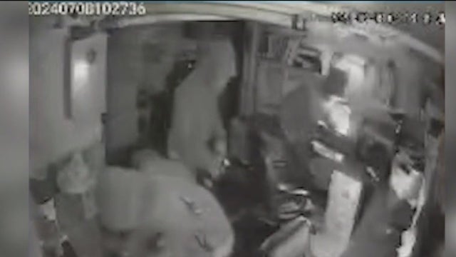 Video shows offenders break into popular Chicago restaurant