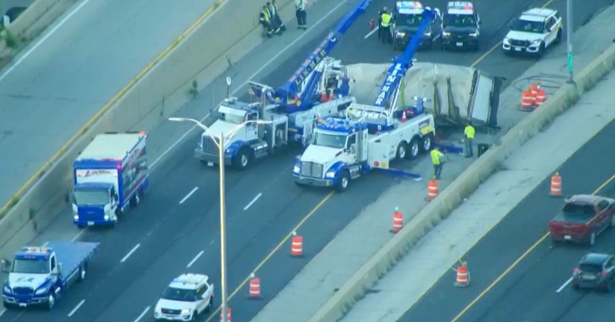 Rolled over truck stalls traffic on Edens Expressway | FOX 32 Chicago