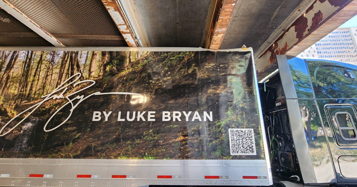 Country star Luke Bryan's tour truck gets stuck under downtown bridge ...