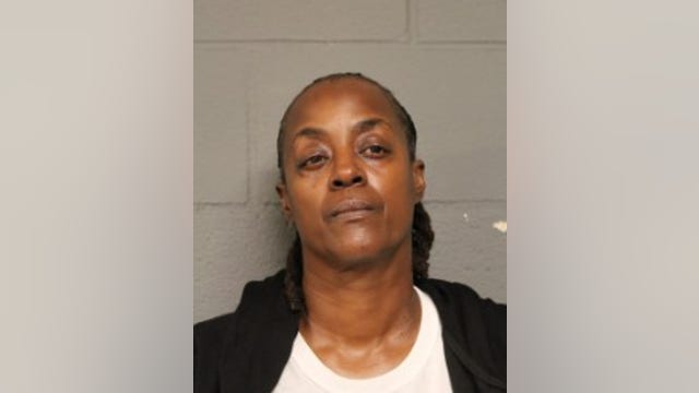 Cook County corrections deputy hit with more charges, allegedly provided cellphone to inmate