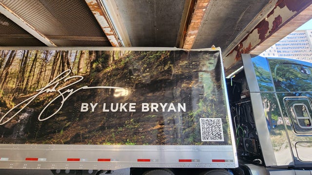 Country star Luke Bryan's tour truck gets stuck under downtown bridge ahead of Chicago show