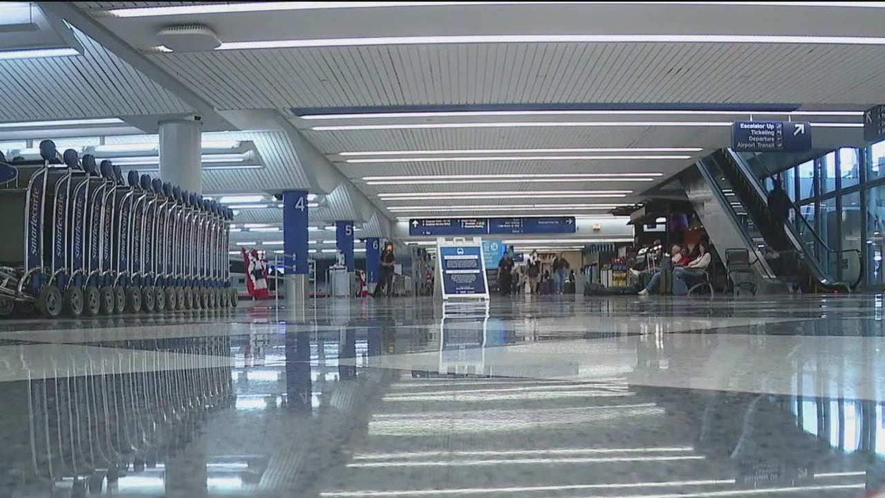 Passengers arrive in Chicago from Florida ahead of Hurricane Helene