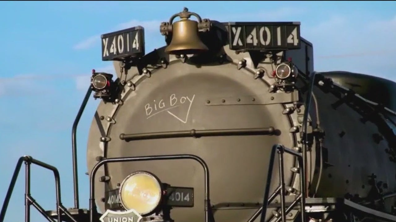LGB ルグランブルーSOUTH AMERICAN CHASER タンクトップ Historic 'Big Boy' steam locomotive rolls through Chicago area