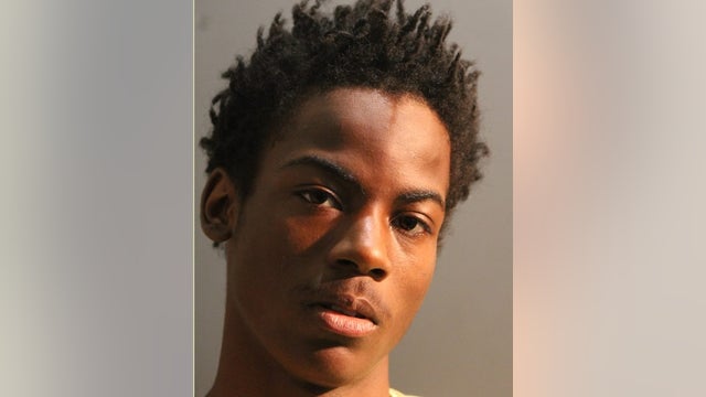 Man charged with stabbing 2 women during Chicago home invasion