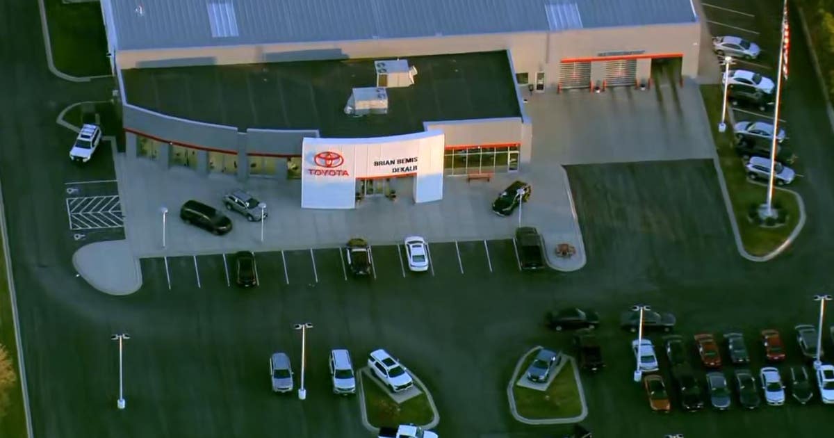 Chicago police search for suspects in armed robbery turned homicide ...