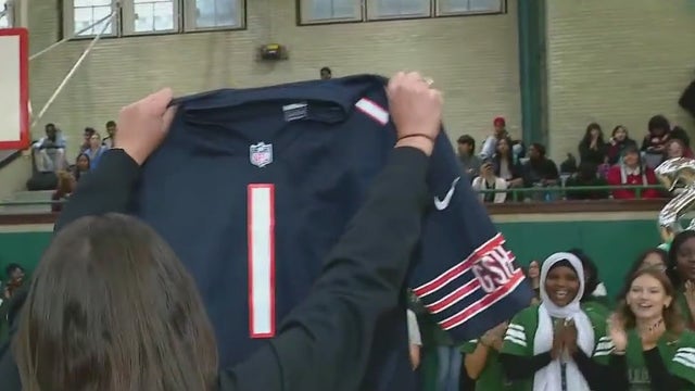 Senn High School shows off diversity, school spirit for Orange Friday