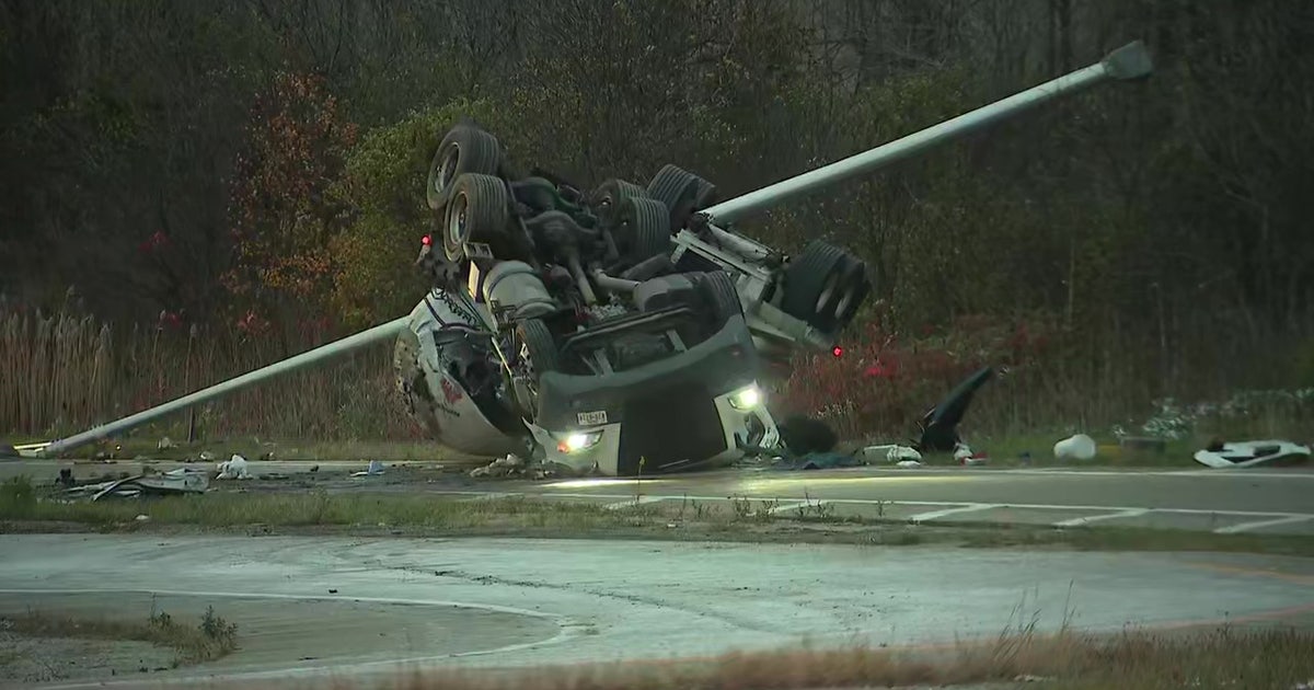 Tanker rolls over on Eisenhower Expressway ramp | FOX 32 Chicago